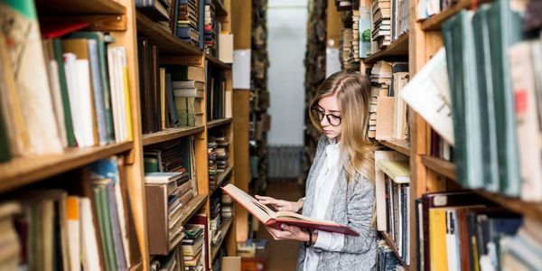 Pretty-woman-reading-bookshelves